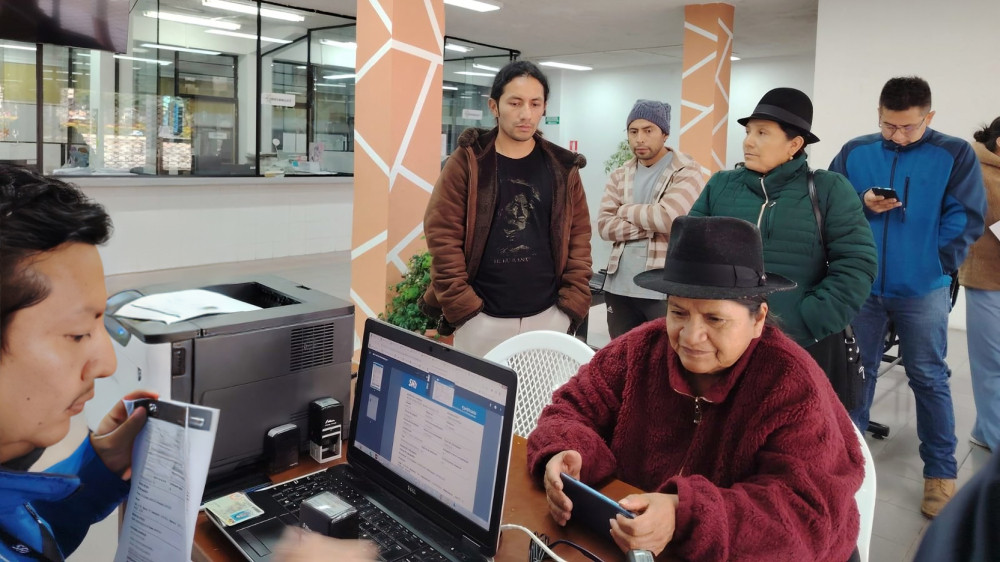 La recaudación tributaria Ecuador aumentó 5,6 % en el primer semestre de 2025 por el alza del IVA y mayores ventas.