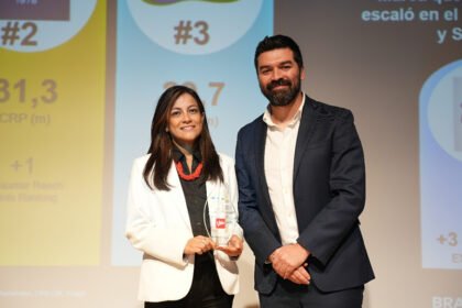 Maricela León y Sergio Acosta durante la premiación de Kantar a Vita Alimentos, la marca más elegida en Ecuador