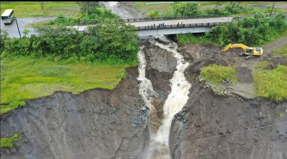 La erosión regresiva en el río Coca destruyó un tramo de la vía Quito-Lago Agrio y obligó a suspender el funcionamiento del oleoducto OCP.
