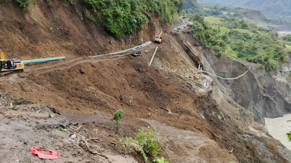 CELEC y Petroecuador habilitan un badén provisional para reactivar el tránsito en la vía Quito–Lago Agrio, tras daño por erosión.