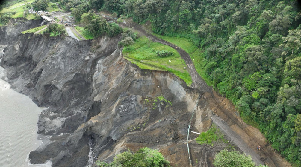 CELEC y Petroecuador habilitan un badén provisional para reactivar el tránsito en la vía Quito–Lago Agrio, tras daño por erosión.
