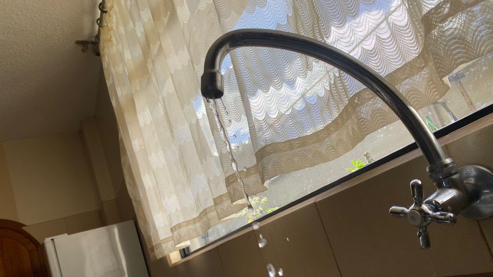 Tras dos semanas sin agua potable, seis parroquias del sur de Quito empiezan a recuperar el servicio. El restablecimiento será progresivo.