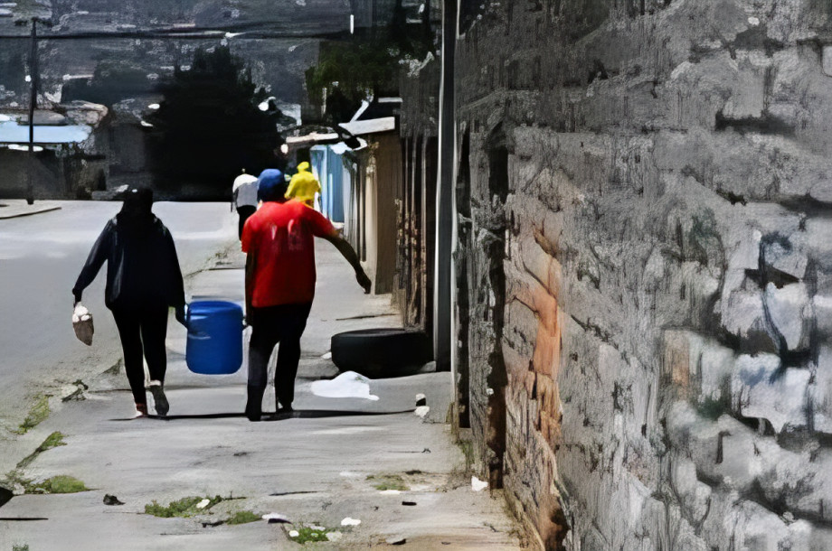 Tras dos semanas sin agua potable, seis parroquias del sur de Quito empiezan a recuperar el servicio. El restablecimiento será progresivo.