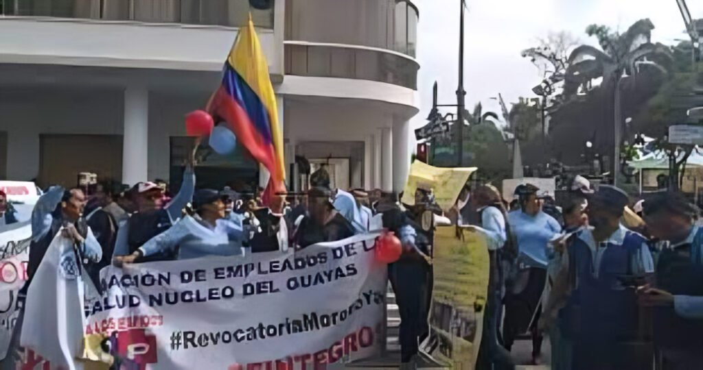 El FMI no exige despidos masivos en Ecuador, pero sí recomienda reducir el gasto salarial hasta 2028. Conoce los detalles del informe.
