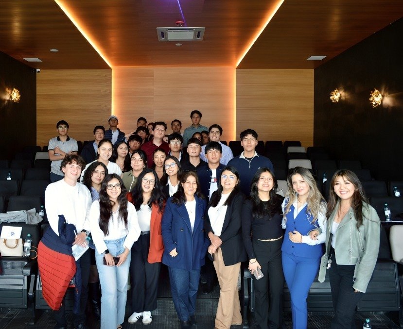 Jóvenes ecuatorianos planificando su jubilación desde temprana edad con asesoría financiera