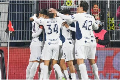 Jugadores de Independiente Rivadavia celebran su triunfo en la Copa Argentina