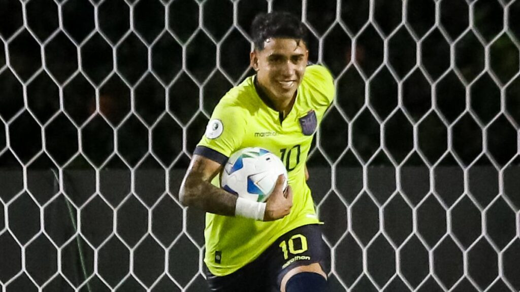 Kendry Páez en su presentación oficial como jugador del Racing Club de Estrasburgo.