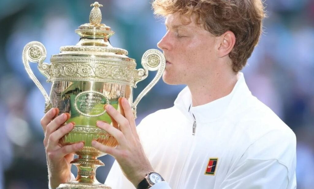 Jannik Sinner celebrando con el trofeo de Wimbledon 2025