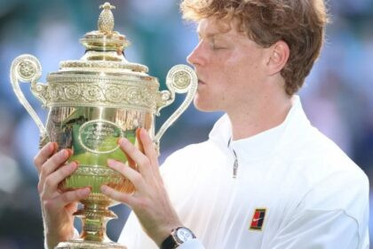 Jannik Sinner celebrando con el trofeo de Wimbledon 2025