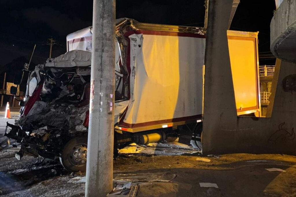 Vehículo destruido tras siniestro de tránsito en la Panamericana Sur, sector Machachi