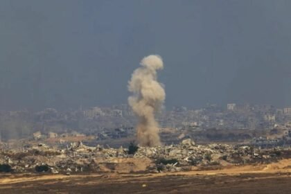 Vista aérea de la zona bombardeada en Gaza donde Israel mató a 22 gazatíes, incluidos niños.