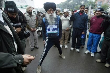 Fauja Singh, el maratonista más longevo del mundo, con turbante durante un maratón