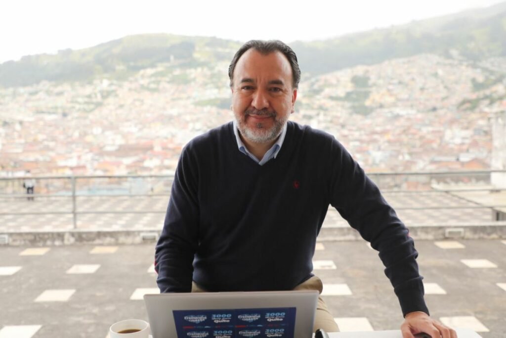 Instalación de nueva tubería para restablecimiento del servicio de agua en Quito
