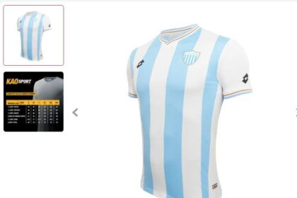 Camiseta conmemorativa del Deportivo Quito por su aniversario 85, con franjas celestes y blancas