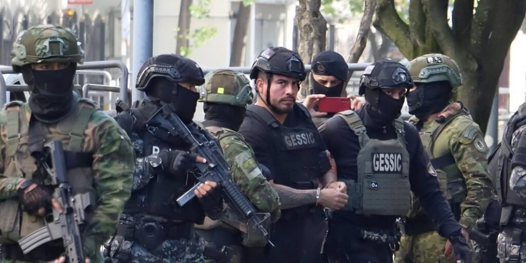 Daniel Salcedo cooperación eficaz llega escoltado a Fiscalía General del Estado con chaleco antibalas y casco protector
