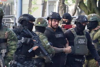 Daniel Salcedo cooperación eficaz llega escoltado a Fiscalía General del Estado con chaleco antibalas y casco protector