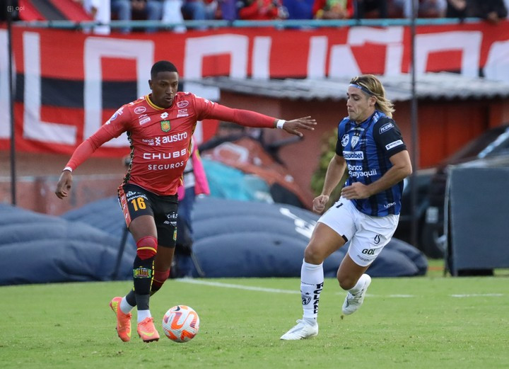 Claudio Spinelli celebra su hat trick en la victoria de Independiente del Valle sobre Deportivo Cuenca.