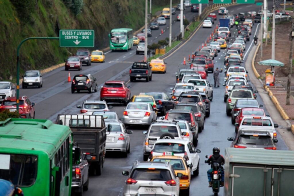 Volqueta volcada causa congestión en autopista General Rumiñahui, Quito
