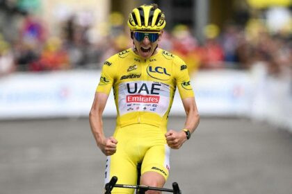 Tadej Pogacar celebra tras ganar la Etapa 7 del Tour de Francia 2025 en Mûr-de-Bretagne