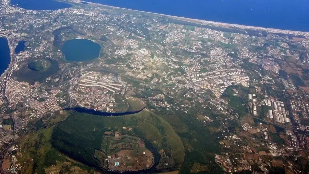 Vista aérea de Pozzuoli tras el terremoto en la provincia de Nápoles, con zonas volcánicas en primer plano