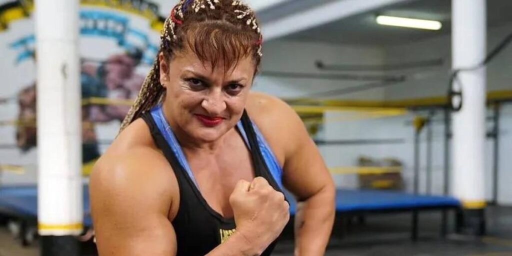 Alejandra Locomotora Oliveras posando con guantes de boxeo en gimnasio durante entrenamiento profesional
