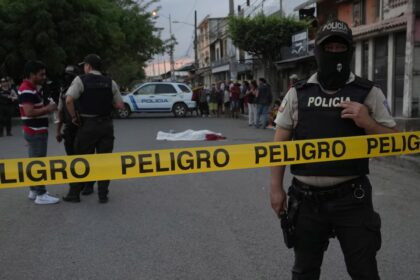 Policía custodia escena del crimen tras ola de violencia en Manta, Manabí, julio de 2025
