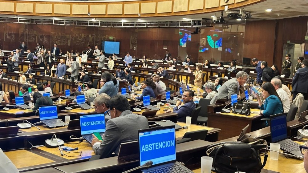 Hemiciclo de la Asamblea Nacional de Ecuador durante sesión sobre terminación del acuerdo migratorio con Venezuela