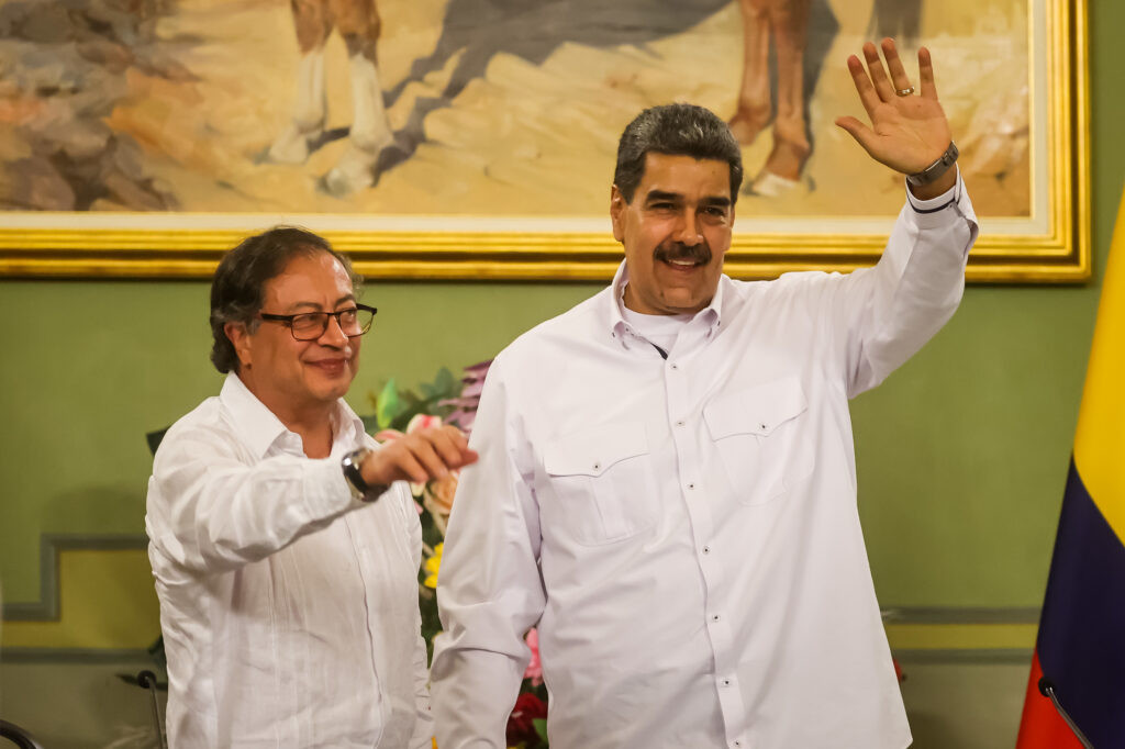 Gustavo Petro y Nicolás Maduro se saludan tras reunión en el Palacio de Miraflores, Caracas