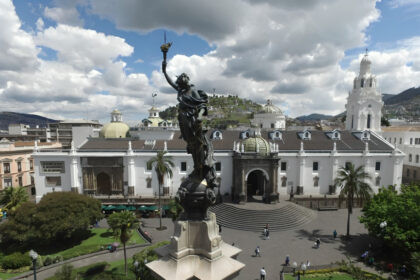 IVA en servicios turísticos feriado 10 de agosto Ecuador