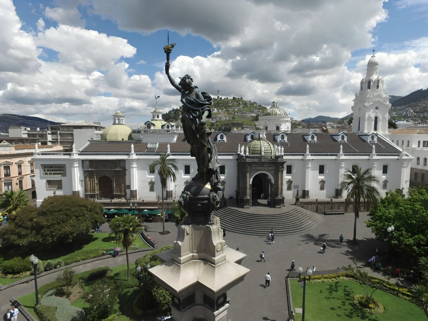 IVA en servicios turísticos feriado 10 de agosto Ecuador