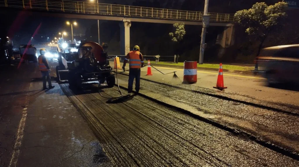 Cierres viales nocturnos en la Ruta Viva por trabajos de bacheo programado en Quito