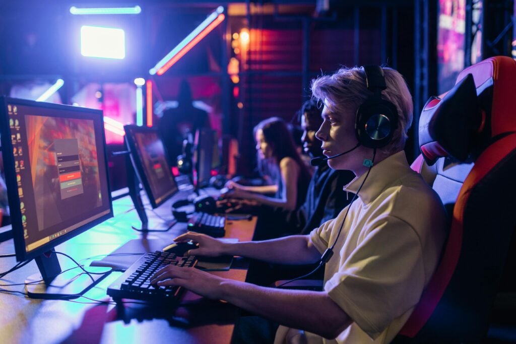 Setup ergonómico gamer con silla, monitor y accesorios adecuados.
