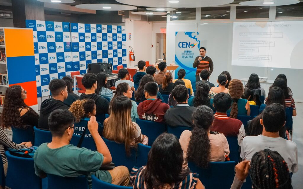 Estudiantes adultos en clases de inglés CEN Ecuador desmintiendo mitos sobre aprender inglés sin límite de edad