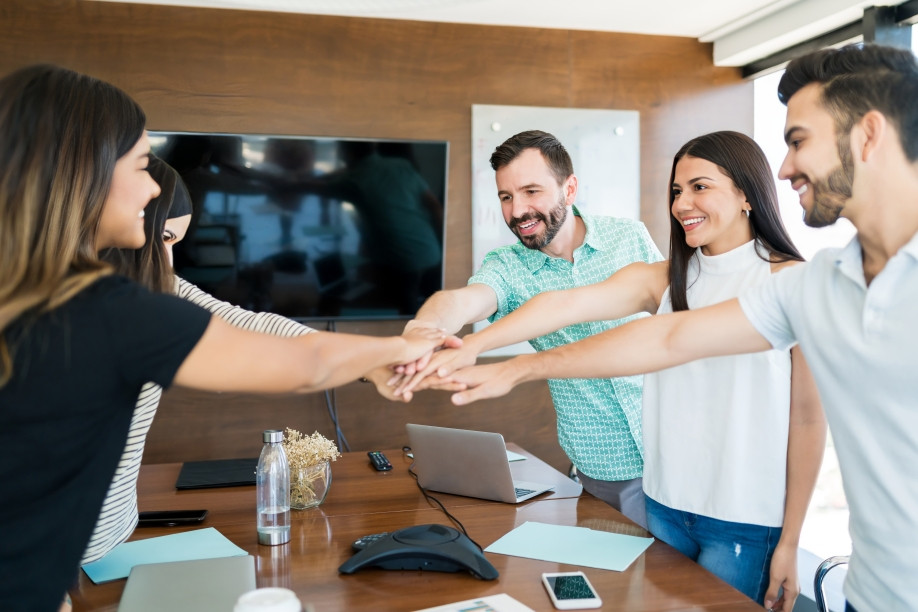 Ejecutivos empresariales analizando beneficios de seguros de vida corporativo en oficina moderna