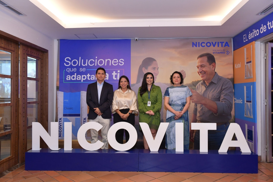 Stand de Nicovita en Aqua Expo El Oro 2025 mostrando productos Katal Forte y Original para acuicultura