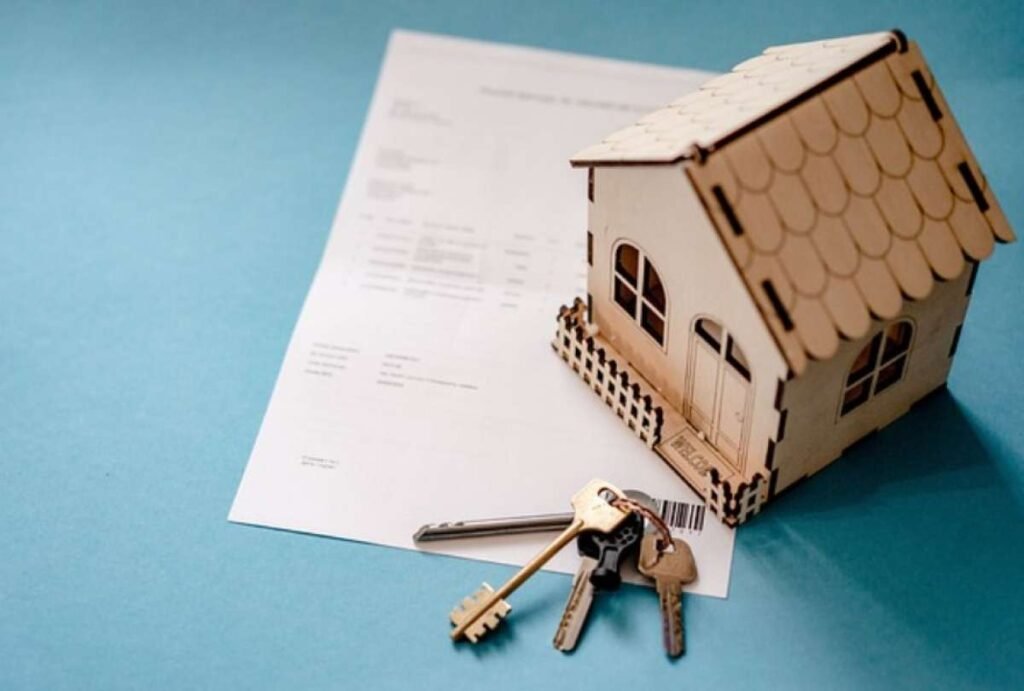 Bienes inmuebles disponibles en el remate BIESS 2025: casas, terrenos y departamentos en varias ciudades del Ecuador.