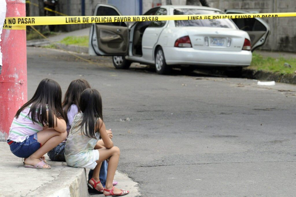 Una flor sobre una tumba en Guayas, tras el entierro de un adolescente víctima de la violencia en Ecuador