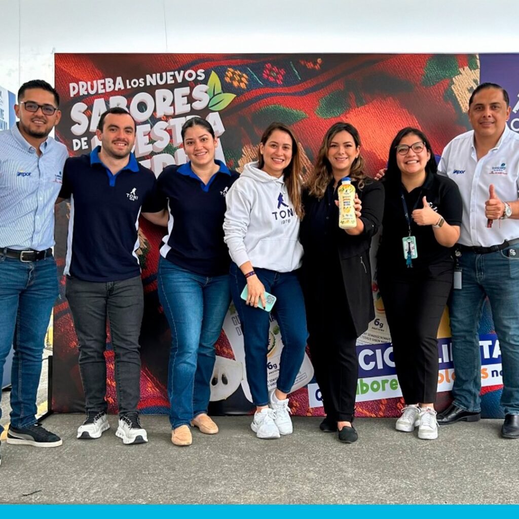 Envase de TONI “Sabores de Nuestra Tierra” con mango y guanábana sobre fondo alusivo al Ecuador.