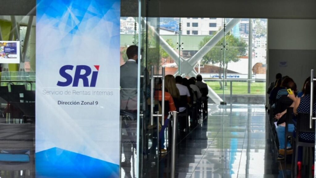 Agencia del SRI en Quito donde se procesan las devoluciones SRI Ecuador 2025 con retrasos en IVA e Impuesto a la Renta