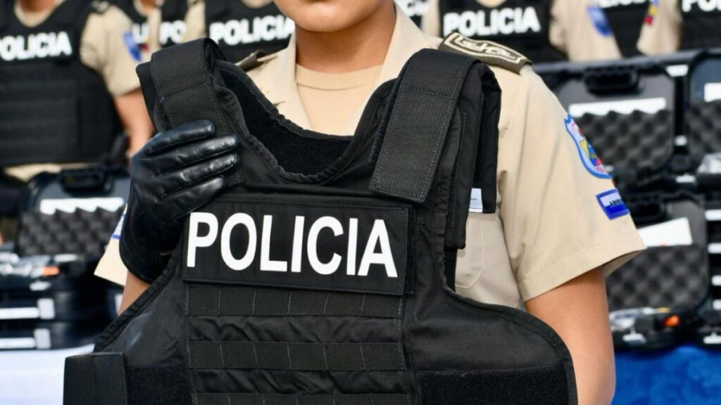 Policía en Los Ríos captado en video haciendo “caballito” a un supuesto detenido en una dependencia policial.