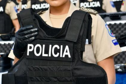 Policía en Los Ríos captado en video haciendo “caballito” a un supuesto detenido en una dependencia policial.