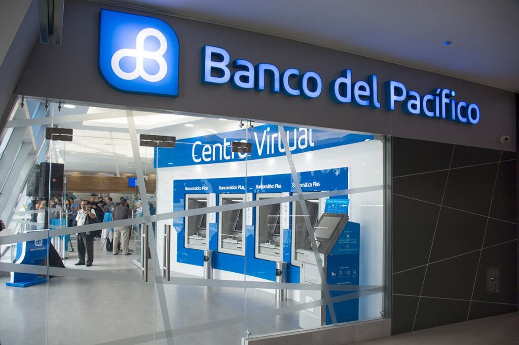 Fachada del Banco del Pacífico en Guayaquil, afectado por normas restrictivas y arcaicas que impiden su venta.