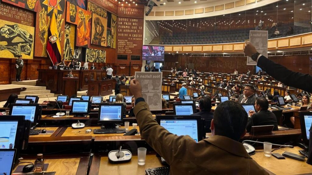 Asamblea Nacional de Ecuador durante sesión sobre fiscalización en los primeros 100 días de gestión.