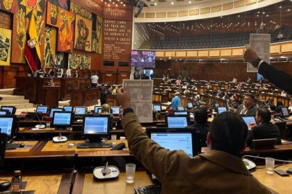 Asamblea Nacional de Ecuador durante sesión sobre fiscalización en los primeros 100 días de gestión.