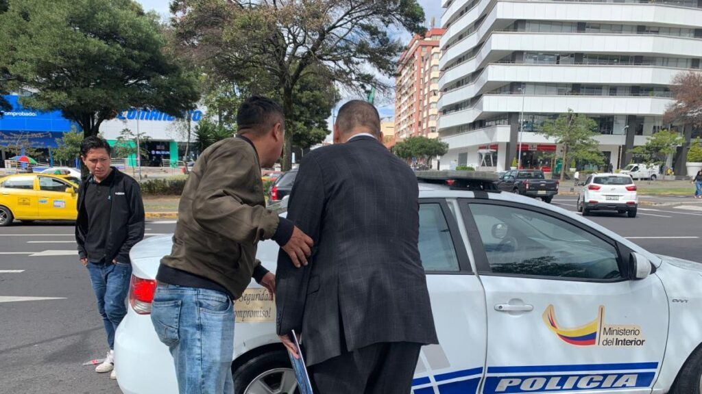 Policías inspeccionan locales por falsificar turnos del Registro Civil en Ecuador.