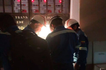 Técnicos reparando poste dañado tras corte de luz en Yaruquí, Pifo y vía a Papallacta.