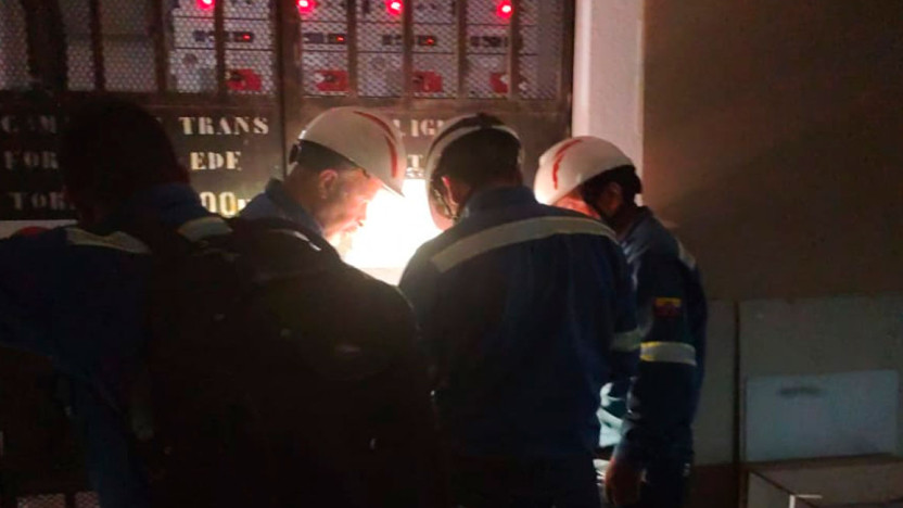Técnicos reparando poste dañado tras corte de luz en Yaruquí, Pifo y vía a Papallacta.