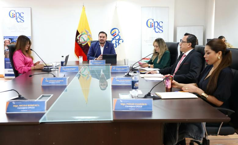 Consejeros del CPCCS durante sesión en rechazo a la propuesta de eliminación