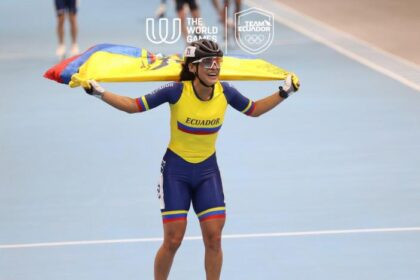 Gabriela Vargas celebra su título de campeona mundial de patinaje en Chengdú 2025