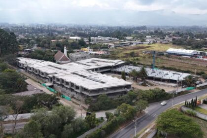 Vista panorámica de las nuevas plazas comerciales en Puembo que impulsan inversión y empleo.